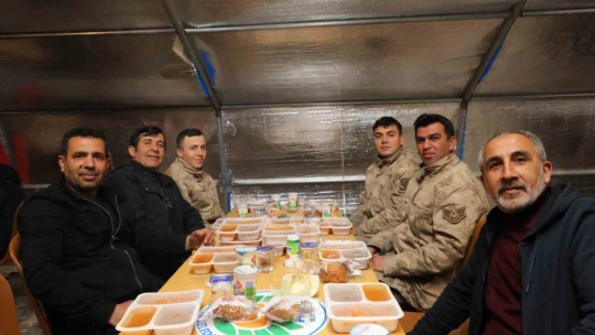 Dev kazanlar depremzede vatandaşlar için kaynıyor