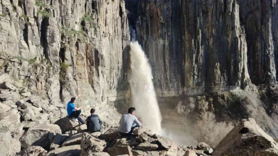 Ekirek Şelalesi heybeti ve güzelliğiyle ilgi odağı oldu