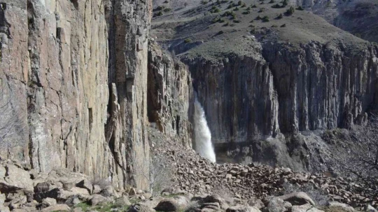 Ekirek Şelalesi heybeti ve güzelliğiyle ilgi odağı oldu