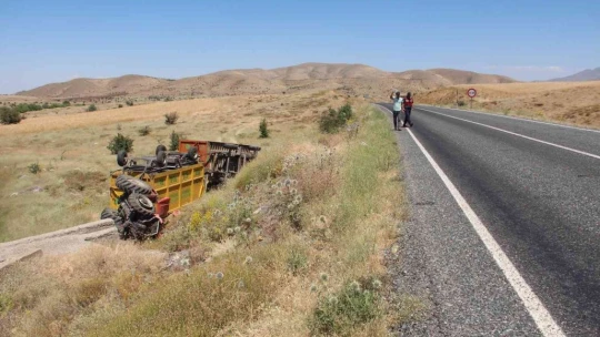 Devrilen traktör altında kalan sürücü ağır yaralandı