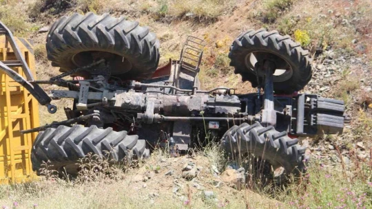 Devrilen traktör altında kalan sürücü ağır yaralandı