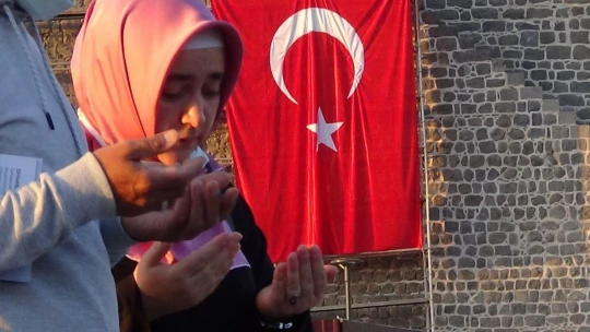 Diyarbakır'ın Fethi'nin 1382'inci yılı meşaleli yürüyüşle kutlandı