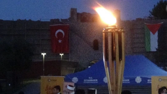 Diyarbakır'ın Fethi'nin 1382'inci yılı meşaleli yürüyüşle kutlandı