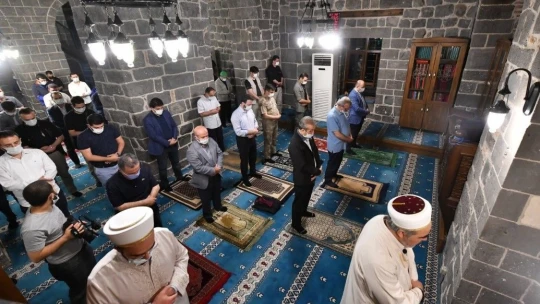 Diyarbakır'ın Fethi'nin 1382'inci yılı meşaleli yürüyüşle kutlandı