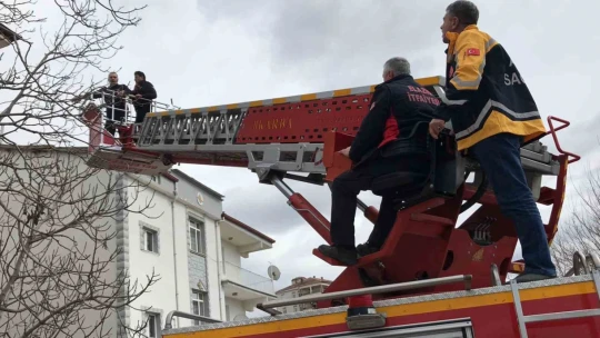 Doğal gaz kaçağı için eve giren polis dehşetle karşılaştı