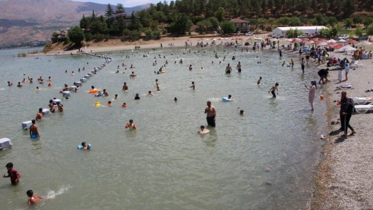 Doğu'nun gizli denizi 'Hazar Gölü' tatilcilerin akınına uğradı
