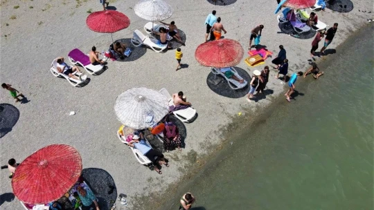 Doğu'nun gizli denizi 'Hazar Gölü' tatilcilerin akınına uğradı