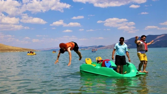 Doğu'nun gizli denizi 'Hazar Gölü' tatilcilerin akınına uğradı