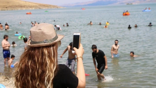 Doğu'nun gizli denizi 'Hazar Gölü' tatilcilerin akınına uğradı
