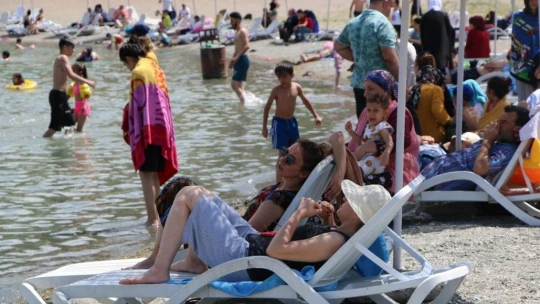 Doğu'nun gizli denizi 'Hazar Gölü' tatilcilerin akınına uğradı