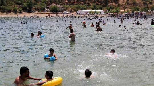 Doğu'nun gizli denizi 'Hazar Gölü' tatilcilerin akınına uğradı