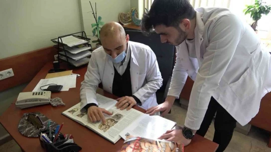 Doktor ve öğrencilerin 'Korosu' şiddete karşı sağlıkçıların sesi oldu