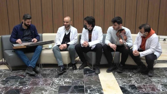 Doktor ve öğrencilerin 'Korosu' şiddete karşı sağlıkçıların sesi oldu