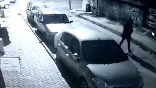 Dört iş yerinin camlarını kırdı, hiçbir şey olmamış gibi uzaklaştı