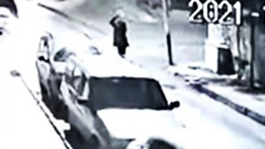 Dört iş yerinin camlarını kırdı, hiçbir şey olmamış gibi uzaklaştı