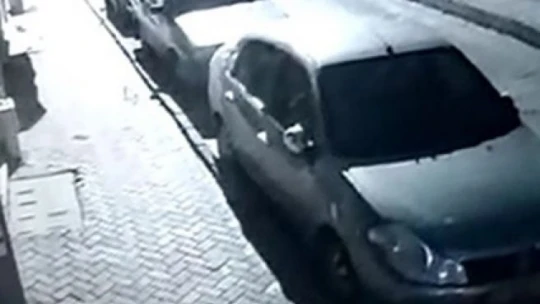 Dört iş yerinin camlarını kırdı, hiçbir şey olmamış gibi uzaklaştı