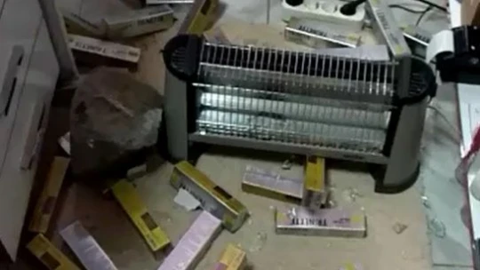 Dört iş yerinin camlarını kırdı, hiçbir şey olmamış gibi uzaklaştı