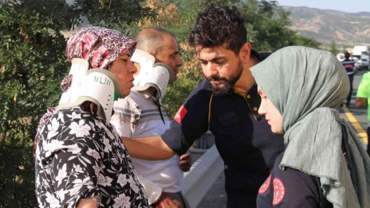 Feci Kaza 14 yaralı Düğünden dönen minibüs yan yattı
