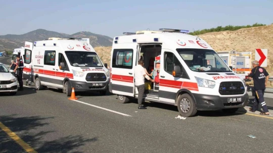 Feci Kaza 14 yaralı Düğünden dönen minibüs yan yattı