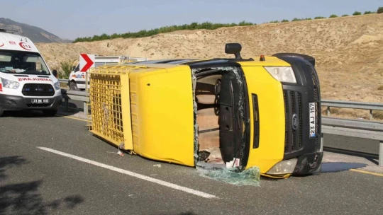 Feci Kaza 14 yaralı Düğünden dönen minibüs yan yattı