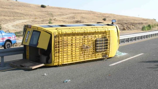 Feci Kaza 14 yaralı Düğünden dönen minibüs yan yattı