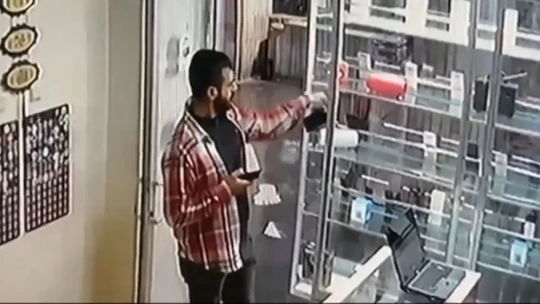 Dükkanda kimsenin olmadığı anlayan hırsız, vitrindeki telefonu çaldı