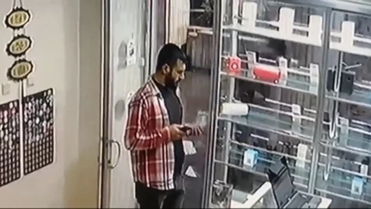 Dükkanda kimsenin olmadığı anlayan hırsız, vitrindeki telefonu çaldı