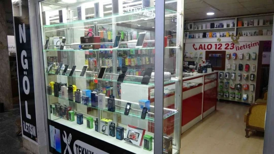 Dükkanda kimsenin olmadığı anlayan hırsız, vitrindeki telefonu çaldı