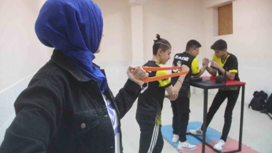 Dünya şampiyonu Emel öğretmen artık öğrencileri için ter döküyor