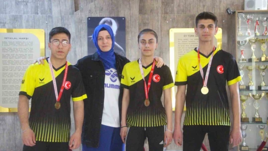 Dünya şampiyonu Emel öğretmen artık öğrencileri için ter döküyor