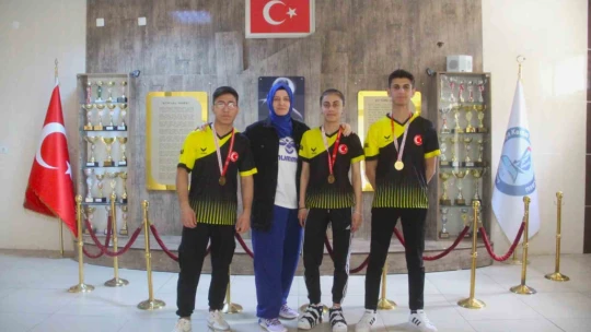 Dünya şampiyonu Emel öğretmen artık öğrencileri için ter döküyor