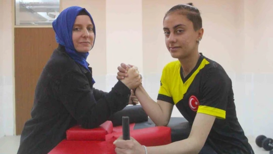 Dünya şampiyonu Emel öğretmen artık öğrencileri için ter döküyor