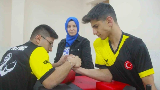 Dünya şampiyonu Emel öğretmen artık öğrencileri için ter döküyor