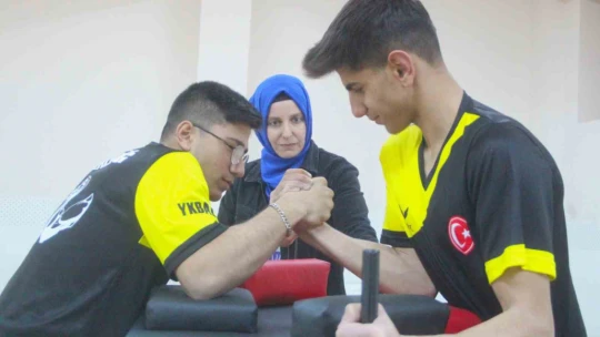 Dünya şampiyonu Emel öğretmen artık öğrencileri için ter döküyor