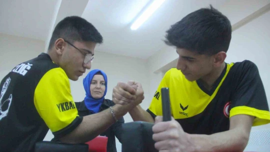 Dünya şampiyonu Emel öğretmen artık öğrencileri için ter döküyor