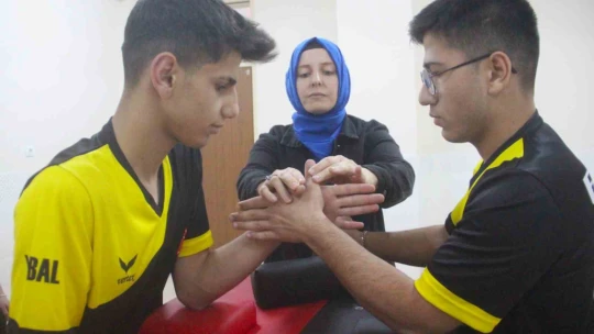 Dünya şampiyonu Emel öğretmen artık öğrencileri için ter döküyor