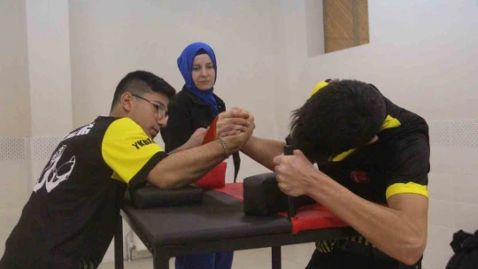 Dünya şampiyonu Emel öğretmen artık öğrencileri için ter döküyor