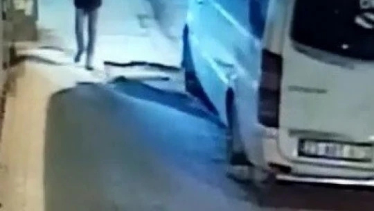 Durduk yere minibüsün lastiğini kesip yoluna devam etti