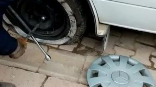 Durduk yere minibüsün lastiğini kesip yoluna devam etti