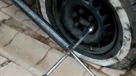 Durduk yere minibüsün lastiğini kesip yoluna devam etti