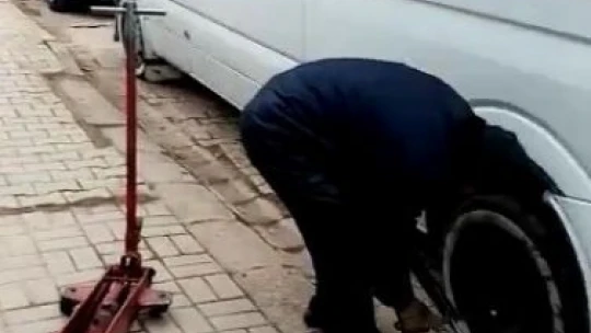 Durduk yere minibüsün lastiğini kesip yoluna devam etti
