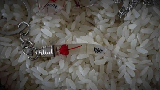 Ekmeğini pirinç tanelerinden kazanıyor