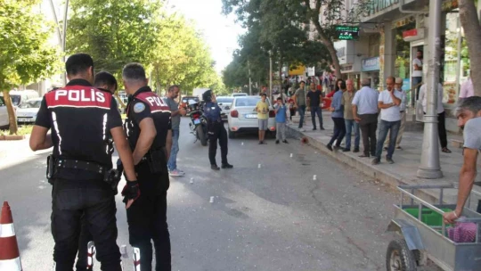 Ekmek sırası beklerken başına düşen cam parçaları ile yaralandı