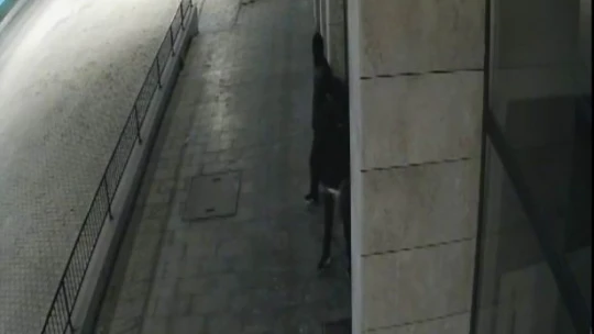 El arabasını iş yerinin önüne çektiler, ne var ne yok çalıp kaçtılar