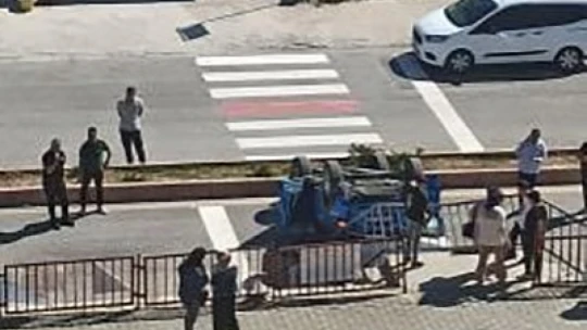 El frenini çekmeyi unuttu, geri geri giden araç takla attı