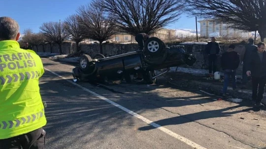 Elazığ ağaca çarpan hafif ticari araç ters döndü: 2 yaralı