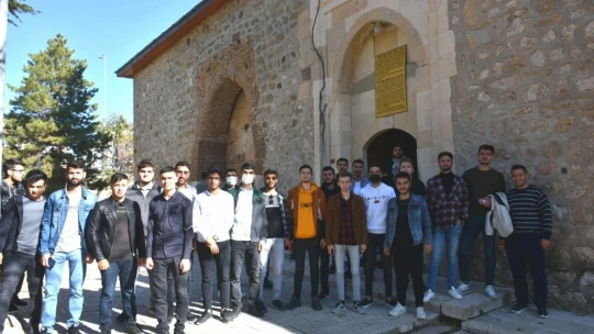Elazığ'a ilk kez gelen öğrenciler Harput'u gezdi