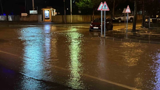 Elazığ'a şiddetli yağış: Rögarlar taştı, alt geçitleri su bastı