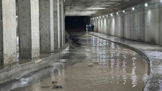 Elazığ'a şiddetli yağış: Rögarlar taştı, alt geçitleri su bastı