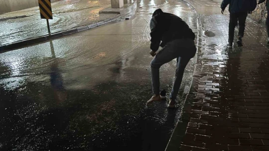 Elazığ'a şiddetli yağış: Rögarlar taştı, alt geçitleri su bastı